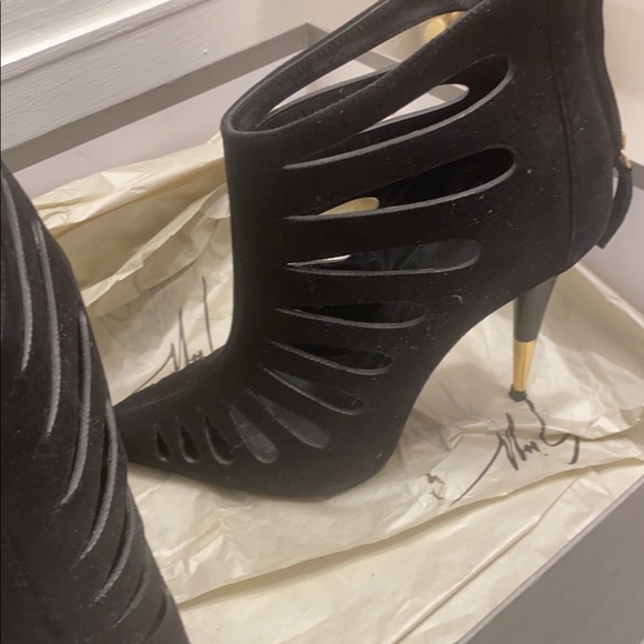 Black booties with gold heel. Giuseppe Zanotti - Picture 6 of 9